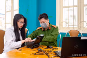 Phòng CA Quản lý hành chính và trật tự xã hội CA TP Hà Nội phối hợp cùng CA quận Hoàn Kiếm tiến hành làm CCCD tại trường cho học sinh lớp 12.