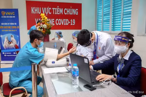 Hôm nay, 30 nhân viên y tế tại bệnh viện Thanh Nhàn được tiêm đợt 1 vắc xin Covid-19.