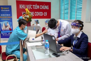 Hôm nay, 30 nhân viên y tế tại bệnh viện Thanh Nhàn được tiêm đợt 1 vắc xin Covid-19.