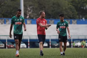 Chiến lược gia Polking (giữa) vừa ra qui định "cực lạ" với Lee Nguyễn (phải) và các đồng đội.