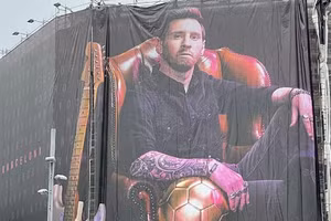 Hình ảnh Messi xuất hiện ở trung tâm Barcelona hôm 30/8.