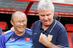 "Phù thuỷ" Guus Hiddink chính thức nghỉ hưu sau 39 năm huấn luyện.