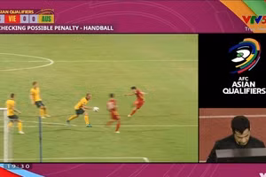 Tờ Daily Mail nhận định bóng đá chạm tay cầu thủ Australia và Việt Nam xứng đáng được hưởng phạt đền.