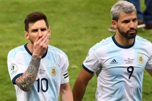 Aguero chấp nhận giảm nửa lương để được sát cánh cùng bạn thân Messi.
