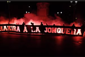 Cổ động viên PSG đang tạo ra bầu không khí thù địch với Barca.