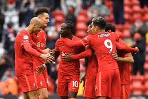 Sadio Mane ghi cả 2 bàn thắng giúp Liverpool giành suất dự Champions League mùa sau.