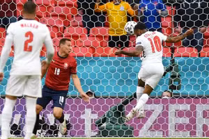 Cổ động viên lo lắng khi Sterling ghi bàn giúp tuyển Anh dẫn đầu bảng D.