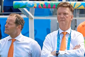 Chiến lược gia Van Gaal (phải) lần thứ ba dẫn dắt tuyển Hà Lan.