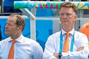 Chiến lược gia Van Gaal (phải) lần thứ ba dẫn dắt tuyển Hà Lan.