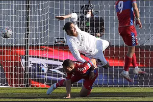 Cầu thủ Real Madrid nhiều lần đòi phạt đền nhưng đều không được.