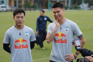 Bộ đôi Xuân Trường và Kim Dong-su vắng mặt vì thẻ phạt.