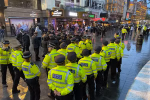 Cảnh sát giải tỏa mọi lối vào Quảng trường Leicester sau trận Anh -Scotland.