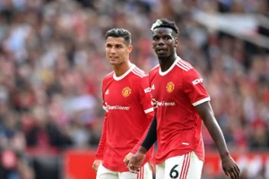  Pogba đang bị Ronaldo "át vía" tại Man Utd.