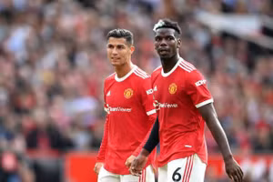  Pogba đang bị Ronaldo "át vía" tại Man Utd.