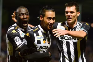 Lào lần đầu triệu tập tiền đạo Billy Ketkeophomphone (giữa), người từng chơi tại Ligue 1.