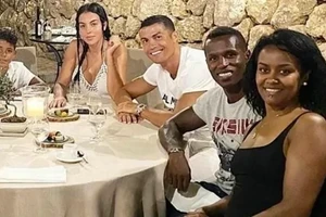 Ronaldo chia sẻ hình ảnh cùng bạn gái ăn tối với gia đình bạn thân Jose Semedo.