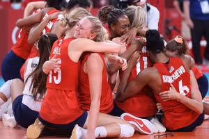 Bóng chuyền mang về tấm Huy chương vàng thứ 39 cho Mỹ 39 - qua đó chiếm ngôi đầu của Trung Quốc.