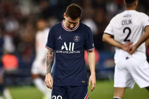 Messi tịt ngòi hiệp 1 và bị thay ra trong giờ nghỉ.