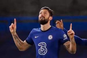 Olivier Giroud ăn mừng bàn mở tỷ số trong trận đấu 100 tại giải Ngoại hạng Anh.