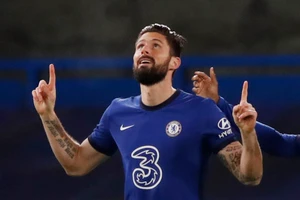 Olivier Giroud ăn mừng bàn mở tỷ số trong trận đấu 100 tại giải Ngoại hạng Anh.