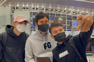 Văn Hậu và thầy Park Choong-kyun chụp hình cùng người hâm mộ khi lên đường sang Hàn Quốc
