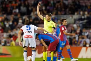 Aguero khó thở, tức ngực và phải nhập viện hôm 31/10.