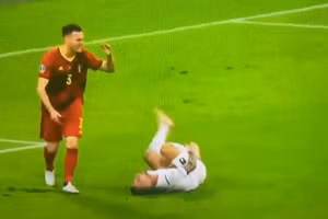 Immobile nằm vật vã đau đớn sau pha va chạm với Vertonghen.