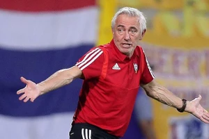 Chiến lược gia Van Marwijk không hài lòng khi UAE chỉ thắng Thái Lan 3-1.