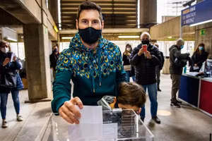 Messi và con trai đi bỏ phiếu bầu Chủ tịch Barca, hôm 7/3.