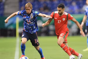 Oman (áo đỏ) xuất sắc đả bại chủ nhà Nhật Bản.