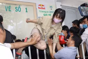 Quá vất vả để sở hữu 1 tấm vé vào xem Công Phượng, Quang Hải đối đầu nhau.
