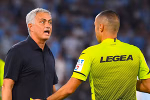 Mourinho nổi cơn thịnh nộ với trọng tài trận AS Roma thua Lazio 2-3.