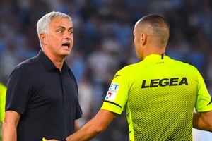 Mourinho nổi cơn thịnh nộ với trọng tài trận AS Roma thua Lazio 2-3.