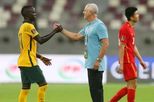 HLV Graham Arnold chia vui cùng học trò sau trận thắng Trung Quốc 3-0.