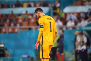 Thủ quân Lloris cúi đầu buồn bã sau khi Pháp thua Thuỵ Sĩ trên chấm luân lưu hôm 29/6 tại sân National, Bucharest, Romania.
