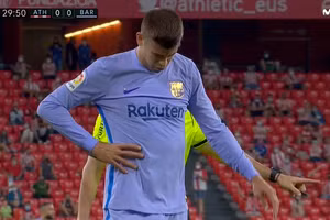 Pique dính chấn thương phải rời sân khi trận đấu mới trôi qua chưa đầy 30 phút.