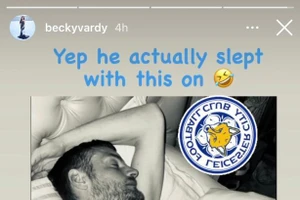 Jamie Vardy đeo huy chương Cup FA ngủ ngon lành.