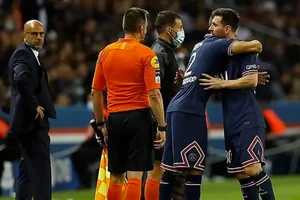 Messi bị thay ra trong trận PSG thắng Lyon 2-1.