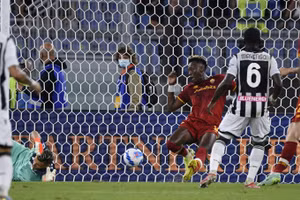 Pha ghi bàn siêu dị có phần may mắn của Abraham.