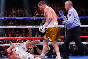 Canelo làm nên lịch sử quyền Anh thế giới khi hạ Plant hôm 7/11.