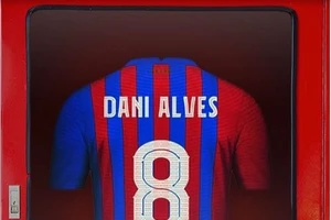 Alves mang áo số 8 lần trở lại Barca.