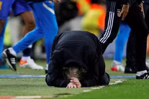 HLV Jorge Jesus đập đầu xuống sân vì học trò hỏng ăn khó tin.