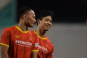 Công Phượng cười tươi rói bên đồng hương xứ Nghệ - tiền vệ Trọng Hoàng.