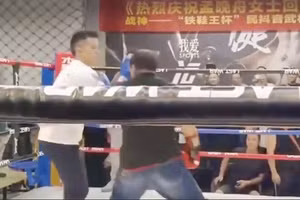 Video: “Chết cười” màn so tài của 2 võ sư “đại cao thủ” Trung Quốc