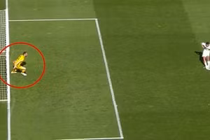 Hình ảnh cho thấy 2 chân thủ môn của Atletico Madrid đã rời khỏi vạch vôi khi cầu thủ Elche đá 11m.