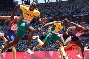 Nỗ lực rướn người giúp Parchment chân chạy Jamaica vượt qua đối thủ người Mỹ.