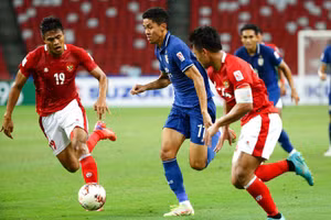 Indonesia (áo đỏ) hoàn toàn lép vế trước Thái Lan ở lượt đi chung kết AFF Cup 2020.