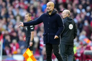 Man City tố một trợ lý của Pep Guardiola bị cổ động viên Liverpool nhổ nước bọt vào người.