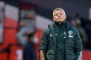 Thuyền trưởng Man Utd "đau lòng" chúc mừng địch thủ Man City vô địch Ngoại hạng Anh.