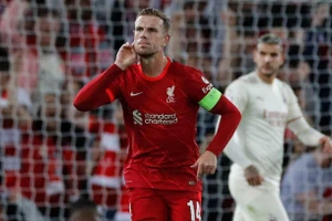 Henderson mừng bàn ấn định thắng lợi 3-2 cho Liverpool.